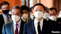 中共主管外事工作的中央外事工作委员会办公室主任杨洁篪与中国外交部长王毅抵达美国阿拉斯加州安克雷奇准备出席与美国国务卿布林肯和国家安全顾问沙利文的会晤。(2021年3月18日,资料照片)