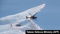 台湾国防部发布的台湾空军美制AH-64E攻击直升机参加联合反登陆作战军演的照片。(2020年7月2日)