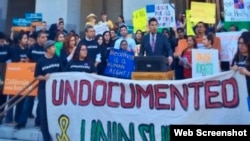 加州州议会参议员拉腊在首都造势(网路截图)