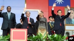 (右起)马英九,马夫人,王金平和外国贵宾在国庆大会上