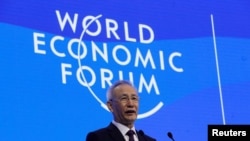 中国副总理刘鹤在瑞士达沃斯世界经济论坛上发表演说。(2023年1月17日)