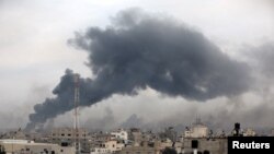 资料图片:2023年12月10日,在加沙地带南部的汗尤尼斯,以色列和巴勒斯坦伊斯兰组织哈马斯之间的冲突持续不断,以色列空袭后浓烟升起。(路透社)