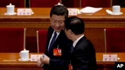中共总书记习近平与时任中共中央政策研究室主任的王沪宁交谈。(美联社2014年资料图)