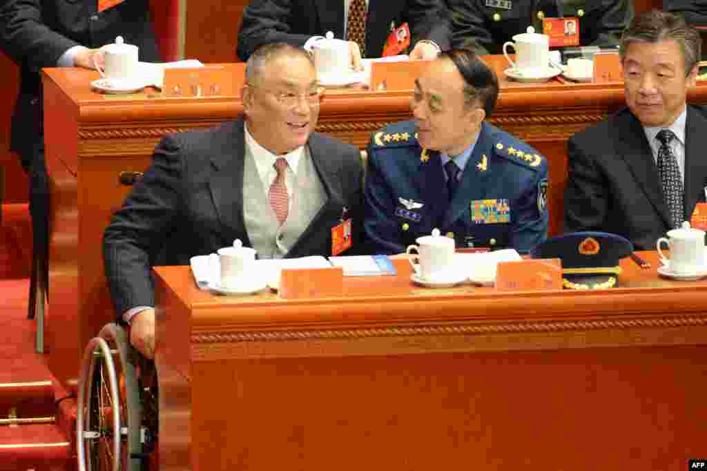 2012年11月8日,在人民大会堂举行的中共十八大开幕式上,田修思上将与邓小平的儿子邓朴方交谈。这是西方三大通讯社唯一的一张田修思照片。中国国防部网站2016年7月9日表示,空军原政委田修思因涉嫌严重违纪被立案审查。2016年9月3日中国人大常委会公告宣布终止田修思的人大代表和人大外事委员会副主任委员职务。