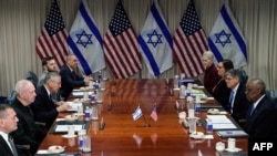 အမေရိကန်ကာကွယ်ရေးဝန်ကြီး Lloyd Austin (ယာ-ရှေ့) အစ္စရေးကာကွယ်ရေးဝန်ကြီး Yoav Gallant (ဝဲ-ဒု) တိို့ မြို့တော်ဝါရှင်တန်ဒီစီ၊ ပန်တဂွန်စစ်ဌာနချုပ်မှာတွေ့ဆုံစဥ် (မတ်လ ၂၆၊ ၂၀၂၄/ AFP)