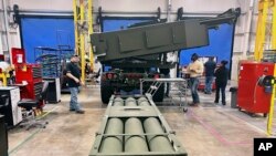 2024 年 3 月 14 日,一套 M270 多管火箭发射系统在阿肯色州卡姆登的洛克希德马丁公司武器工厂组装。