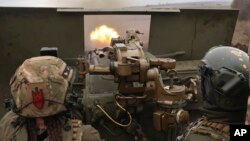 乌克兰士兵在巴赫穆特附近的前沿阵地想俄军开火。(2023年3月18日)