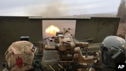 乌克兰士兵在巴赫穆特附近的前沿阵地向俄军开火。(2023年3月18日)