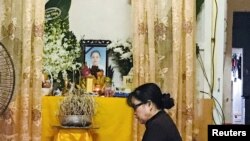 在越南河静省,一位女士在一名据信是英国卡车里发现的39名死者之一的一名越南女子的灵位前祈祷。(2019年10月27日)