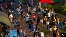 香港选民排队参加泛民主派举行的立法会选举初选的投票。(2020年7月12日)