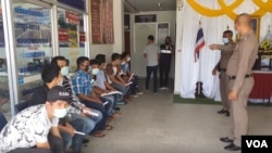 ဇူလိုင် ၁၈ ရက်နေ့တုန်းက ထိုင်းနိုင်ငံထဲ တရားမဝင် ဝင်ရောက်သူ မြန်မာများ အဖမ်းခံရစဉ်