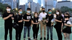 流亡英国的前香港众志创党主席罗冠聪(左二),5月6日在社交网站上传去年与黄之锋(左三起),袁嘉蔚,朱凯迪,何桂蓝,梁凯晴及张昆阳(左一)参与六四 烛光集会的照片。(罗冠聪社交网站图片)