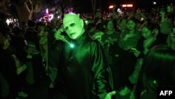 2023年10月30日上海街头的万圣节庆祝者(法新社)