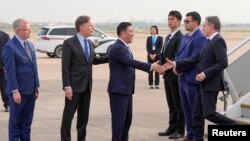 2024年4月24日,美国国务卿安东尼·布林肯抵达上海后,在机场受到上海外事办公室主任孔福安、美国驻华大使尼古拉斯·伯恩斯(Nicholas Burns)和美国驻上海总领事王汉(Scott Walker)的迎接。