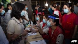 江苏省南京市居民在接受新冠病毒核酸检测。(2021年7月21日)