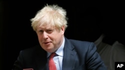 资料照:英国首相约翰逊离开唐宁街10号前往议会。(2020年7月15日)