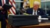 Tanpa buang waktu, usai pelantikan, Presiden AS Donald Trump langsung menandatangani setumpuk instruksi presiden untuk berbagai isu penting, di Gedung Putih hari Senin, 20 Januari 2025.