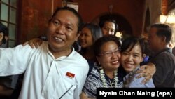 ပြစ်ဒဏ် လွတ်ငြိမ်းခွင့်ဖြင့် အကျဉ်းသားများ လွတ်လာသည့် သတင်းဓါတ်ပုံများ