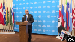 2025年9月26日,伊拉克外交部长兼副总理福阿德·侯赛因在联合国安理会会议厅外的新闻发布会上回答美国之音的提问。