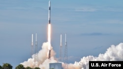 美国2019年7月25日发射一枚火箭(美国空军照片)