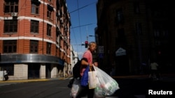 一名拾荒男子走过上海街头。(2024年9月27日)