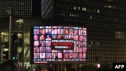 Hình ảnh các con tin bị bắt ngày 7/10 khi các chiến binh Hamas xông qua hàng rào bao quanh Gaza, được trưng bày tại Tel Aviv, ngày 6/11/2023.