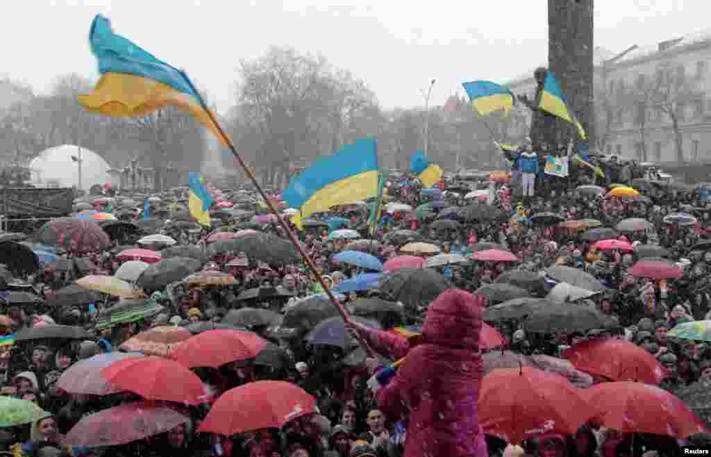 Students take part in a rally to support EU integration in the western Ukrainian city of Lviv, Nov. 25, 2013.