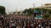 ဘန်ကောက်မြို့ ဒီမိုကရေစီ ကျောက်တိုင်အနီး စုဝေးနေသည့် ထိုင်းအစိုးရဆန့်ကျင် ဆန္ဒပြနေသူများ။ (သြဂုတ် ၁၆၊ ၂၀၂၀)
