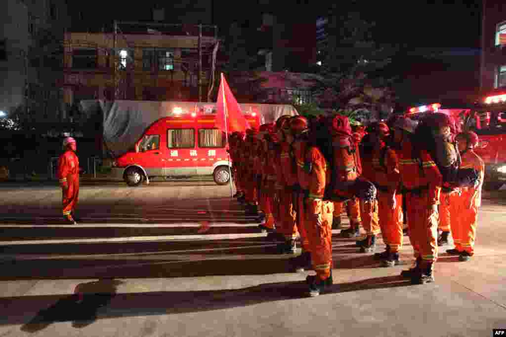 2017年8月8日,中国甘肃省陇南,消防员列队,在四川省地震后准备开赴文县。