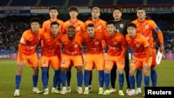 资料照片:在日本横滨日产体育场举行的亚洲冠军联赛1/4决赛第二回合横滨F水手对阵山东泰山的比赛前,山东泰山队球员合影留念。(2024年3月13日)