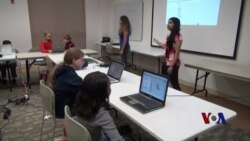 少女帮助孩子学习计算机编程 少女帮助孩子学习计算机编程