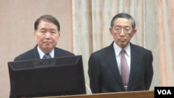 台湾国防部长高广圻(左)及外长林永乐在立法院接受质询(美国之音张永泰拍摄)