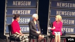 失踪美国记者奥斯丁•泰斯的母亲(中)和遇害美国记者詹姆斯•弗利的母亲(左一)做客华盛顿新闻博物馆。(慕小易拍摄)