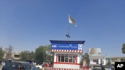 阿富汗东北部城市昆都士的主要广场升起了塔利班的旗帜(2021年8月8日)
