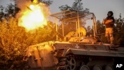 乌克兰第24机械化旅新闻处提供的照片显示,乌军一辆BRM1k步兵战车向乌东顿涅茨克州恰索夫亚附近的俄军阵地开火。(2024年8月17日)