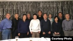 中国独立学者荣剑在推特上发表的照片,推文是“昨晚,许先生的后援团。”
