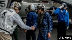 美国海军和日本海上自卫队官员2016年11月2日共同指挥“利剑”联合军演 (美国海军照片) 美国海军和日本海上自卫队官员2016年11月2日共同指挥“利剑”联合军演 (美国海军照片)