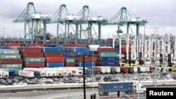 美国加州圣佩德罗港口堆积的集装箱。(2018年3月22日)