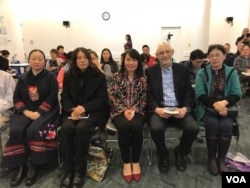 新书发布会在纽约法拉盛皇后图书馆举行 (中为林世钰,右二为黎安友教授)(美国之音方冰拍摄)