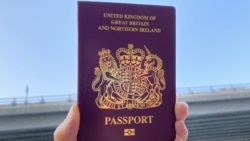 资料照:一名香港市民手持BNO护照。