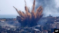 Israel không kích một tòa nhà tại Thành phố Gaza ngày 13/5/2021.