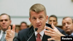 Erik Prince, người trước đây đã điều hành tập đoàn Frontier Services, một công ty an ninh và hàng không. Tập đoàn này bị Mỹ chế tài vì đã đào tạo phi công quân sự Trung Quốc.