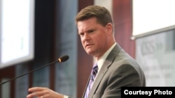 美国国防部印太安全事务助理部长薛瑞福(Randall G. Schriver)8月28日在华府智库发表讲话。