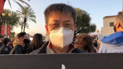 集会者托尼说,歧视我们是不公平的。 (美国之音,2020年3月20日)