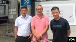 其中3位被扣押港人家属委托的中国内地律师,包括代理李宇轩案的律师梁小军(中)、张俊富的律师范标文(左)及邓棨然的律师宋玉生,9月23日早上到达深圳盐田看守所要求与当事人会面。 (图片由律师提供)