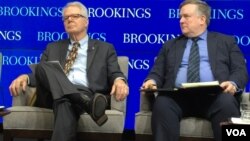 美国约翰·霍普金斯大学高级国际关系学院教授蓝普顿 (左),与乔治城大学高级研究员、前白宫国安会东亚事务高级主任韦德宁在研讨会上,(美国之音莉雅拍摄)