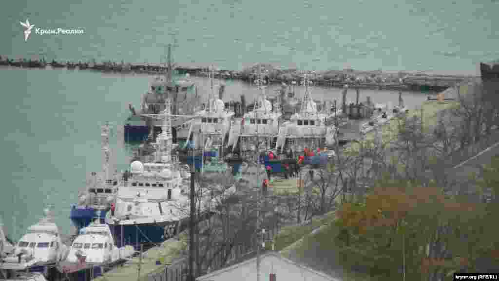 Уранці захоплені українські військові катери «Бердянськ» і «Нікополь», які перебували в акваторії порту «Генмол» у Керчі, почали готувати до відправки. На катерах і на березі перебували люди в помаранчевих жилетах