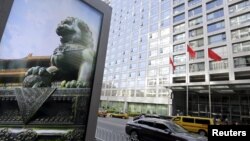 资料照:位于北京的中国证券监督管理委员会大楼附近一个广告牌上的石狮子。