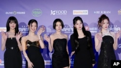 韩国女子团体 (G)I-DLE抵达日本大坂参加MAMA颁奖典礼的红毯。(美联社:2024年11月23日)