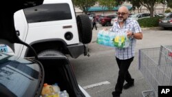 佛罗里达居民在为应对多里安飓风做准备。